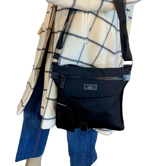 GUCCI BLACK NYLON W/LEATHER TRIM UTILITY STYLE SHOULDER BAG - Picture 7 of 15